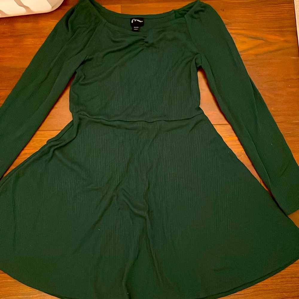 This item is green with long sleeves and is size 6 that can fit 4 to 8 years old